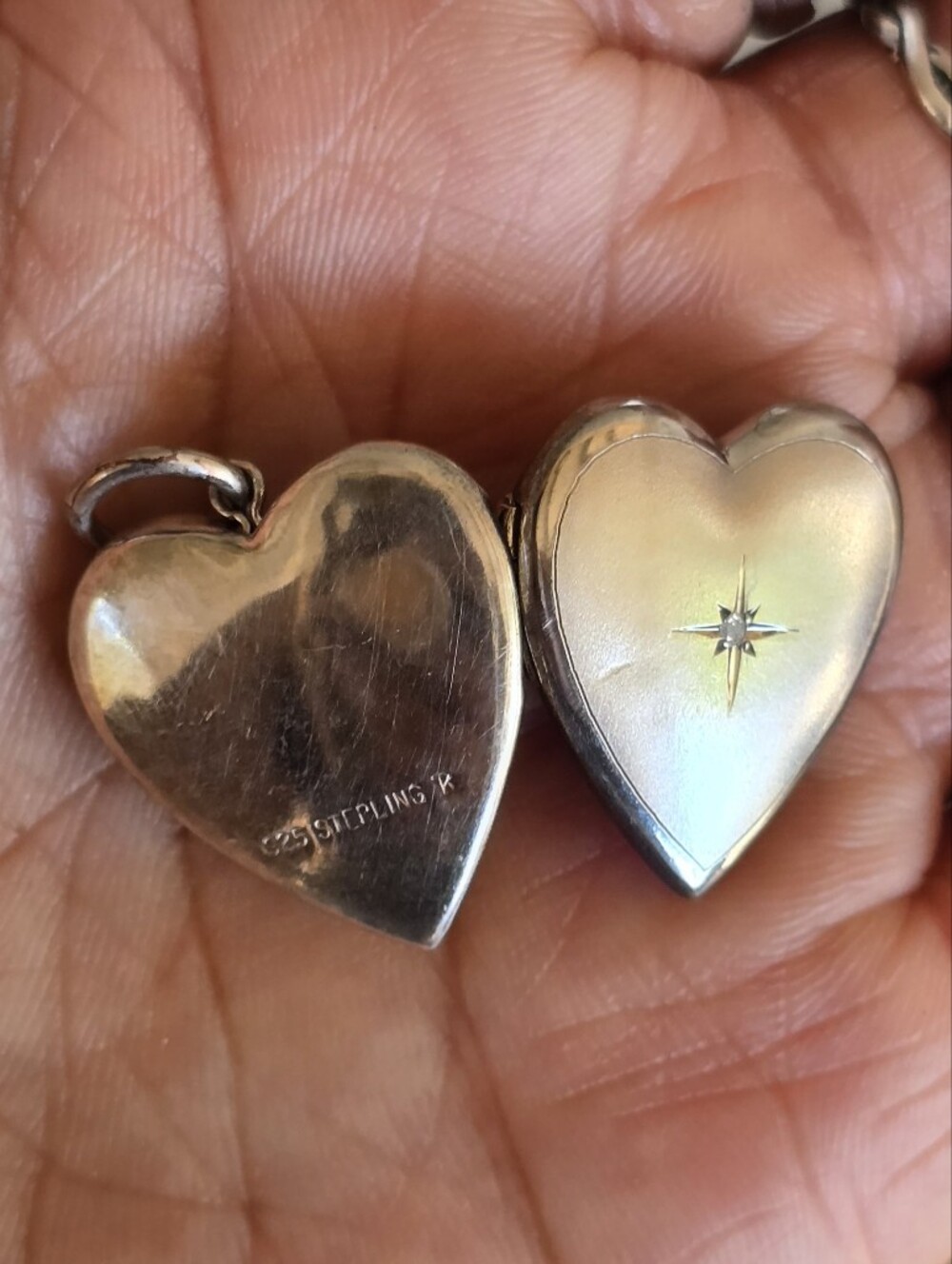 Brushed 925 sterling silver diamond star/sun burst center heart locket - Picture 12 of 16